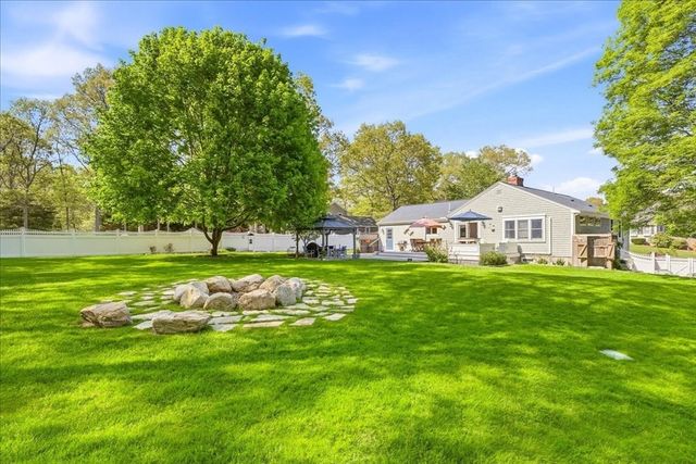 9 Woodridge Rd, Sandwich, MA 02537