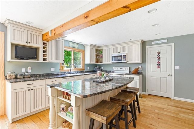9 Woodridge Rd, Sandwich, MA 02537