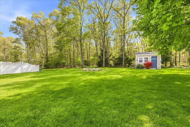 9 Woodridge Rd, Sandwich, MA 02537