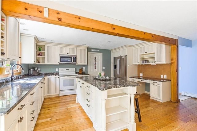 9 Woodridge Rd, Sandwich, MA 02537