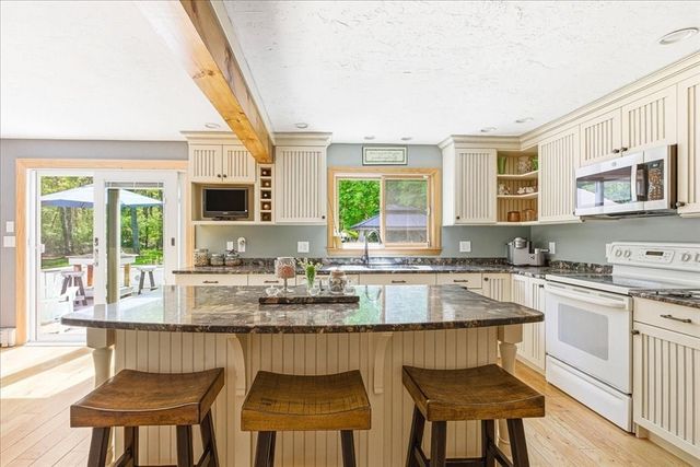 9 Woodridge Rd, Sandwich, MA 02537