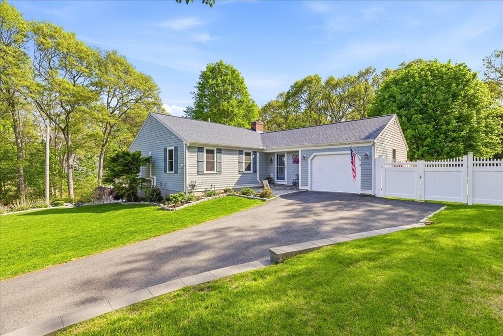 9 Woodridge Rd, Sandwich, MA 02537