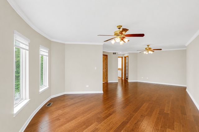 15 Manchester Lane, Elmhurst, IL 60126