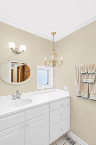 15 Manchester Lane, Elmhurst, IL 60126