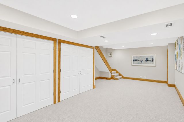 15 Manchester Lane, Elmhurst, IL 60126