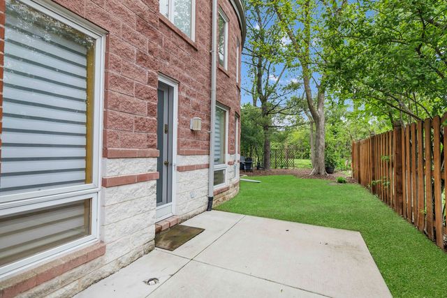 15 Manchester Lane, Elmhurst, IL 60126