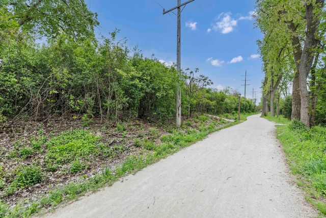 15 Manchester Lane, Elmhurst, IL 60126