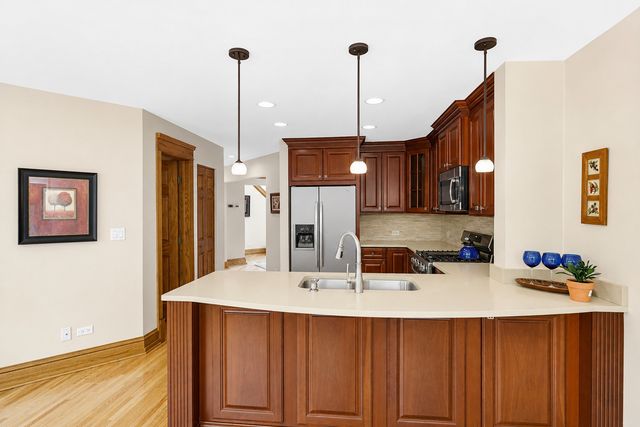 15 Manchester Lane, Elmhurst, IL 60126
