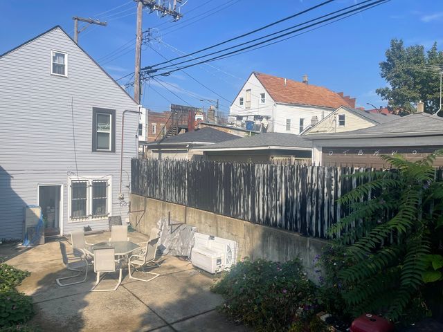 2213 S Oakley Avenue, Chicago, IL 60608