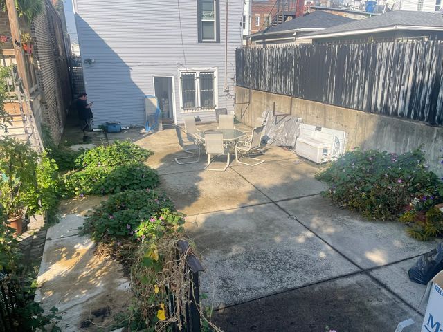 2213 S Oakley Avenue, Chicago, IL 60608