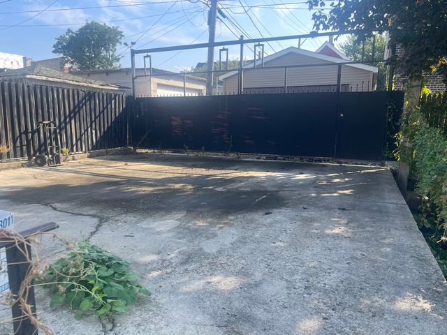 2213 S Oakley Avenue, Chicago, IL 60608