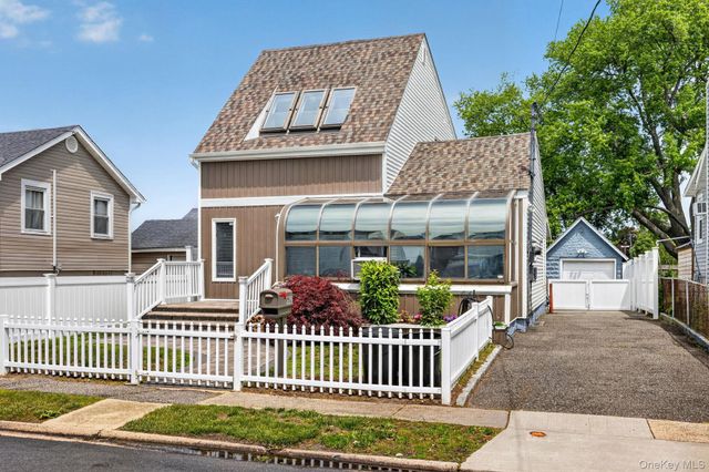 228 W Clearwater Road, Lindenhurst, NY 11757