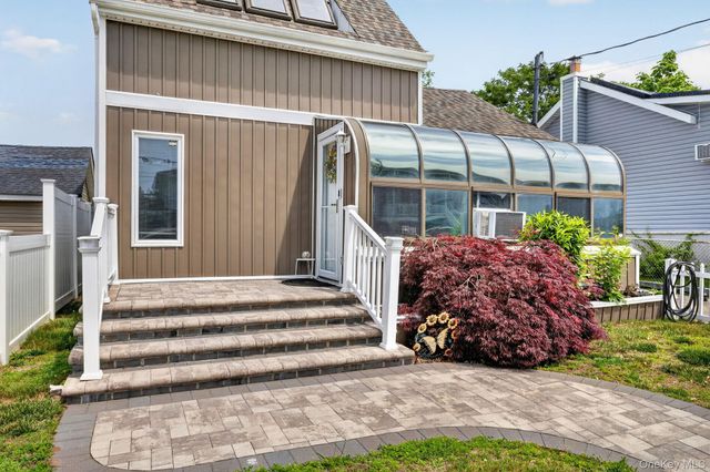 228 W Clearwater Road, Lindenhurst, NY 11757