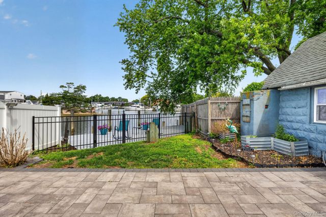 228 W Clearwater Road, Lindenhurst, NY 11757