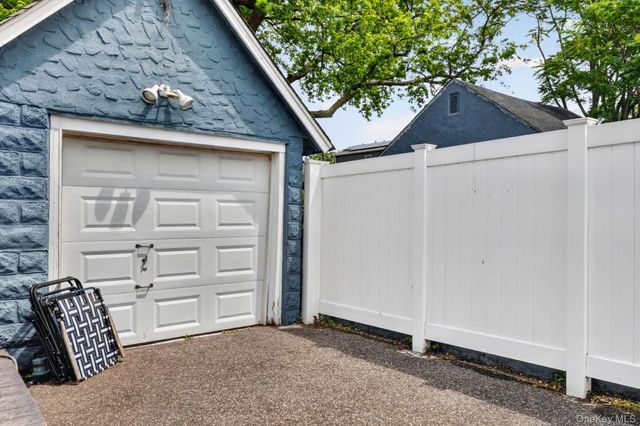 228 W Clearwater Road, Lindenhurst, NY 11757