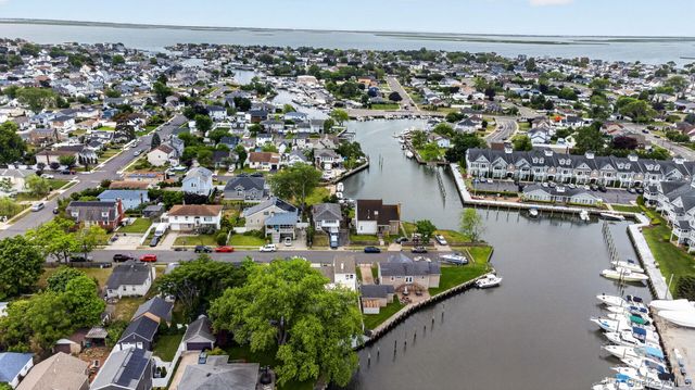 228 W Clearwater Road, Lindenhurst, NY 11757