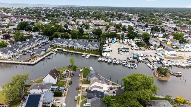 228 W Clearwater Road, Lindenhurst, NY 11757