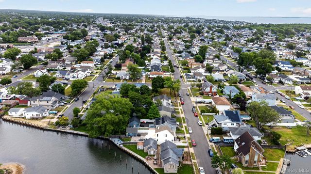 228 W Clearwater Road, Lindenhurst, NY 11757
