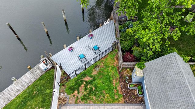 228 W Clearwater Road, Lindenhurst, NY 11757