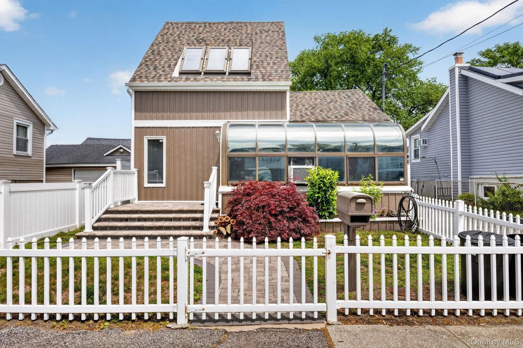 228 W Clearwater Road, Lindenhurst, NY 11757