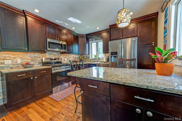 7 Ursular Court, Smithtown, NY 11787