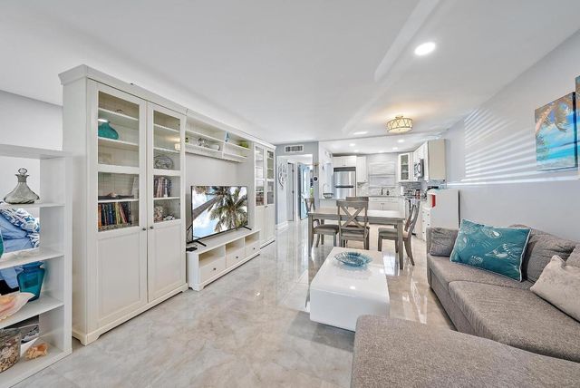 725 Lori Drive 111, Palm Springs, FL 33461