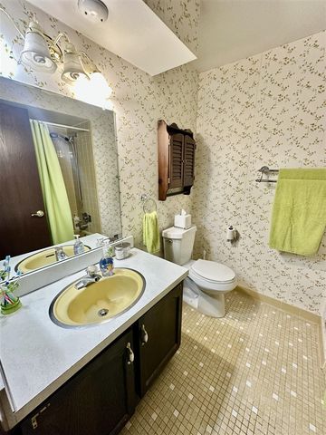18975 Bainbridge Avenue, Livonia, MI 48152
