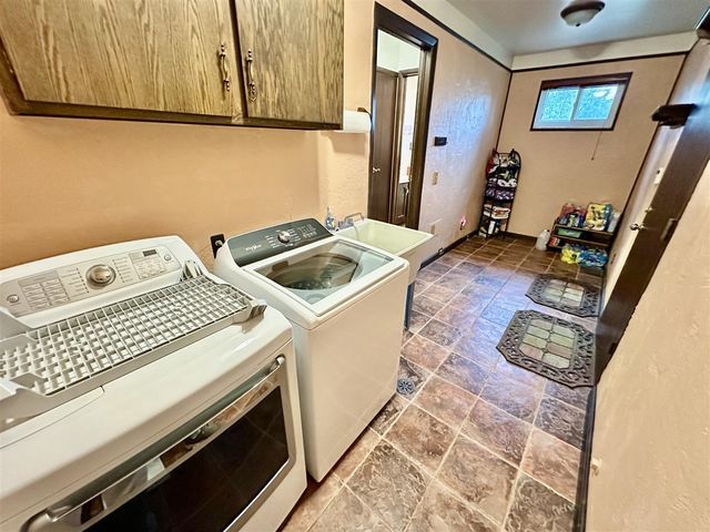 18975 Bainbridge Avenue, Livonia, MI 48152