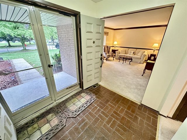 18975 Bainbridge Avenue, Livonia, MI 48152