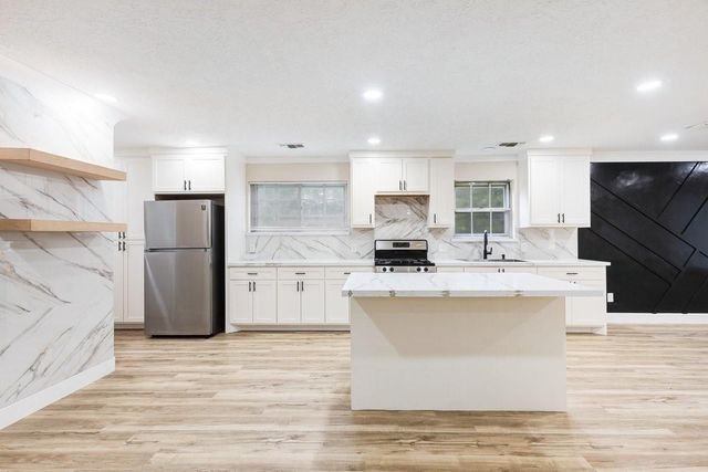 2207 S Palm Court, Pasadena, TX 77502