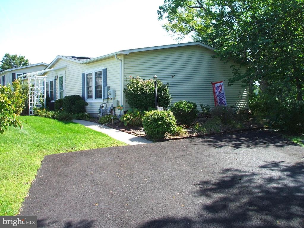 24 GOLDENROD CT E, HARLEYSVILLE, PA 19438 — exterior