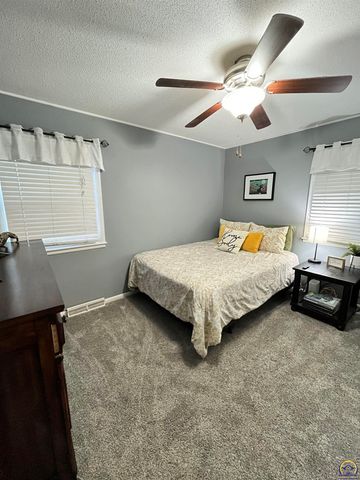 3337 SW Arrowhead RD, Topeka, KS 66614