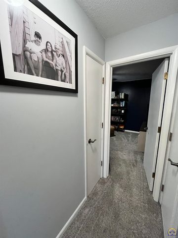 3337 SW Arrowhead RD, Topeka, KS 66614