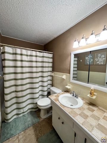 3337 SW Arrowhead RD, Topeka, KS 66614