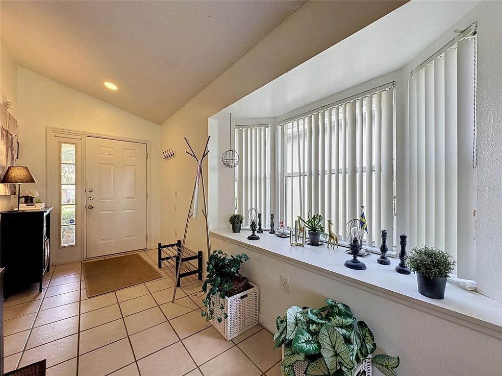 Image 4 of property listing at 1523 GULF VUE DR, Haines City, FL 33844