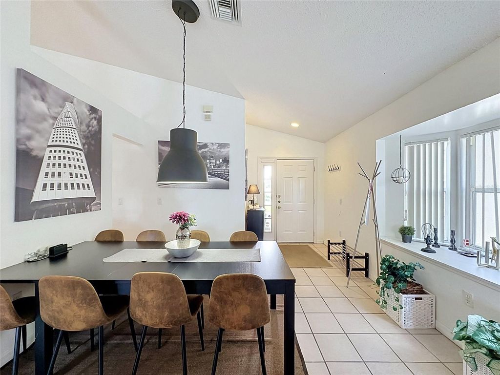 Image 7 of property listing at 1523 GULF VUE DR, Haines City, FL 33844