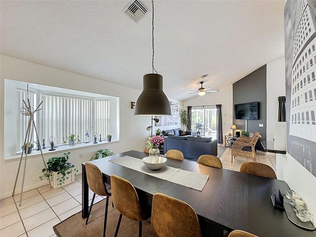 Image 8 of property listing at 1523 GULF VUE DR, Haines City, FL 33844