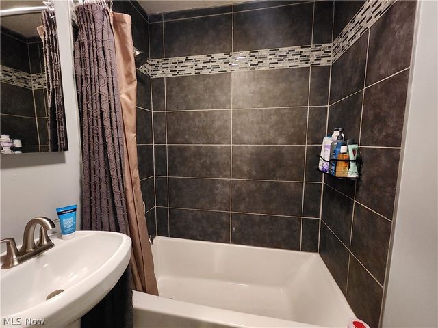 2563 Chestnut Street, Girard, OH 44420