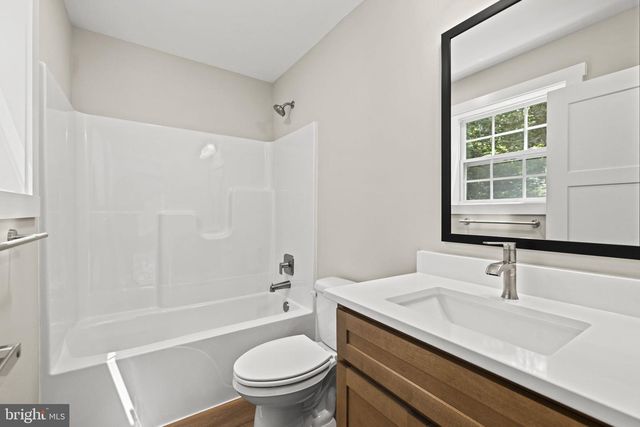 82 SHENANDOAH RIVER DR, Harpers Ferry, WV 25425