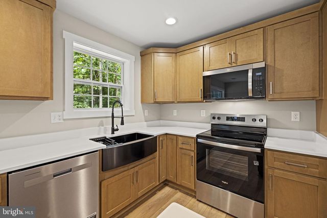 82 SHENANDOAH RIVER DR, Harpers Ferry, WV 25425