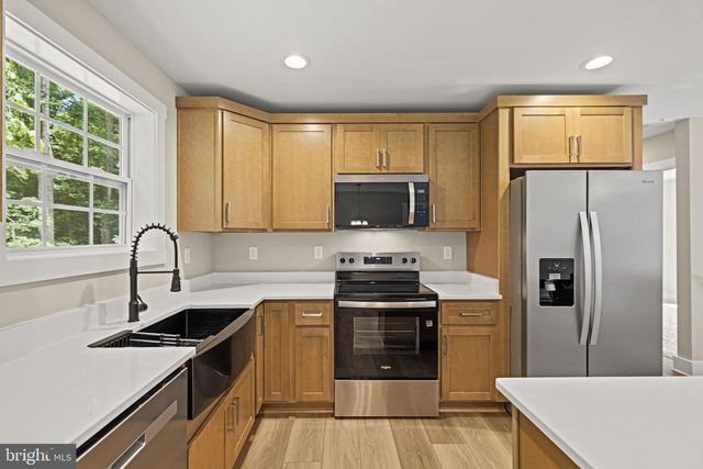 82 SHENANDOAH RIVER DR, Harpers Ferry, WV 25425