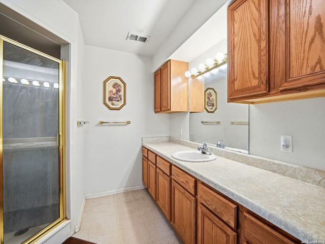 908 N MANSFIELD ST, Pleasanton, TX 78064