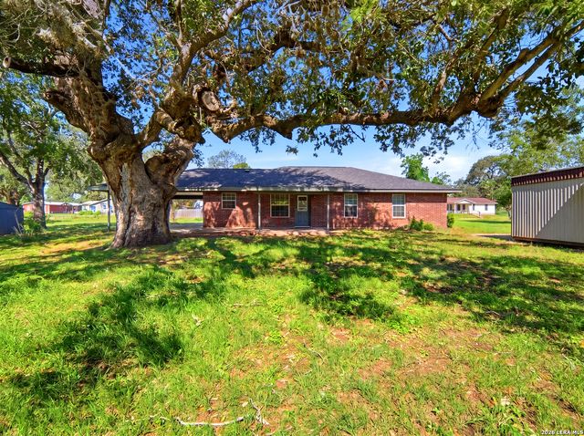 908 N MANSFIELD ST, Pleasanton, TX 78064