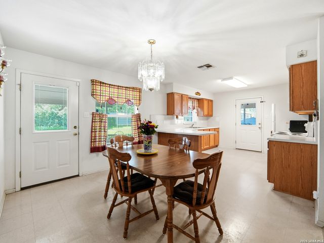 908 N MANSFIELD ST, Pleasanton, TX 78064