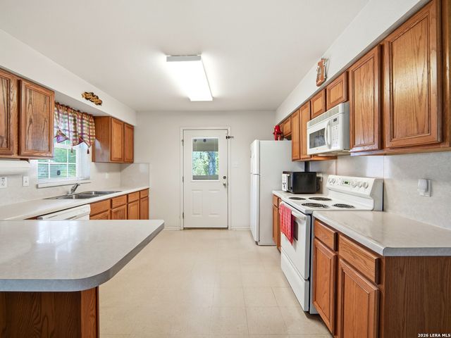 908 N MANSFIELD ST, Pleasanton, TX 78064