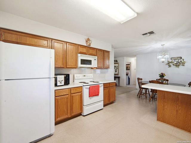 908 N MANSFIELD ST, Pleasanton, TX 78064