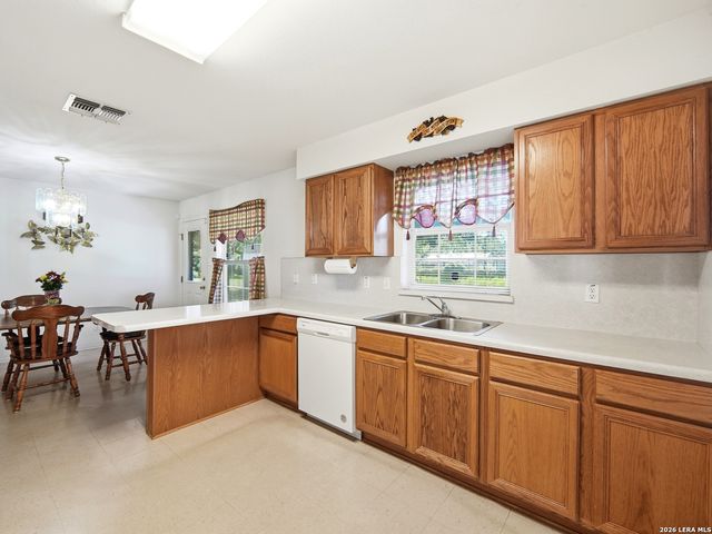 908 N MANSFIELD ST, Pleasanton, TX 78064