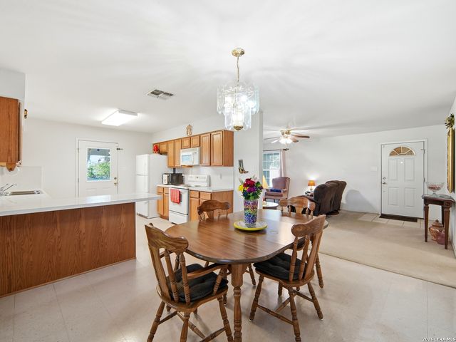 908 N MANSFIELD ST, Pleasanton, TX 78064