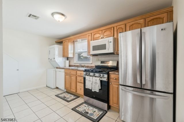 7 Veterans Pl, North Arlington Boro, NJ 07031