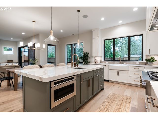 4401 COBB Way, Lake Oswego, OR 97035